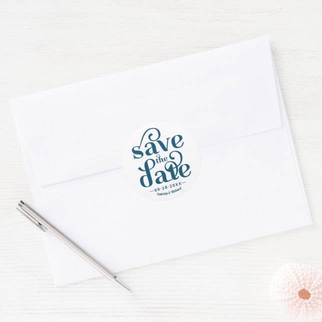 Sticker Rond Typographie moderne Mariage Enregistrer La Date (Enveloppe)