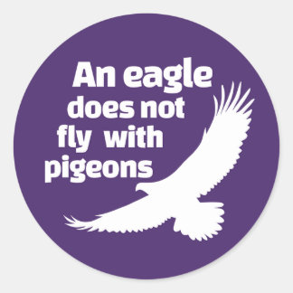 Sticker Rond Un aigle ne vole pas avec des pigeons