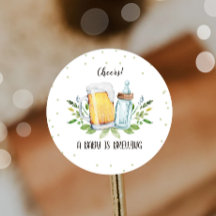 Un bébé brasse des Baby showers Cheers Bouteilles