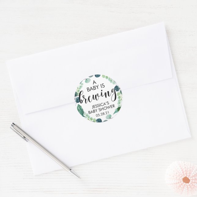 Sticker Rond Un bébé brasse du café Baby shower (Enveloppe)