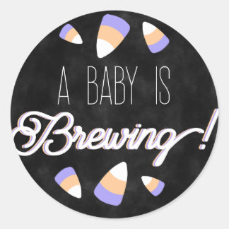 Sticker Rond Un bébé brasse du maïs Éffrayant