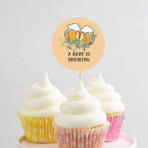 Sticker Rond Un bébé prépare des toppers de cupcake