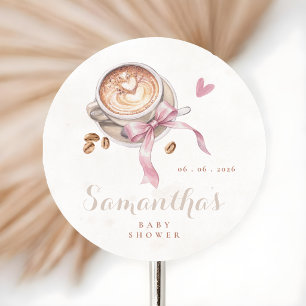 Sticker Rond Un bébé prépare du café Fête de bébé ruban rose