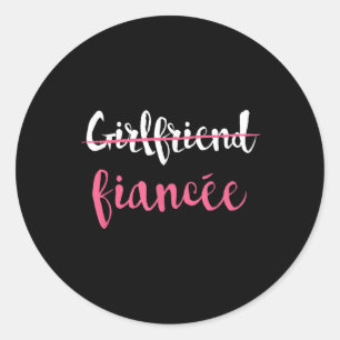 Sticker Rond Un Fiançailles vient d'engager une amie Fiancée