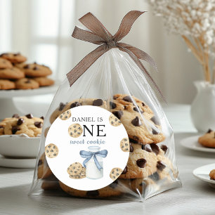 Sticker Rond Un gâteau sucré et du lait pour le premier anniver