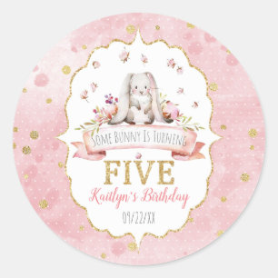 Sticker Rond Un lapin atteint le cinquième anniversaire