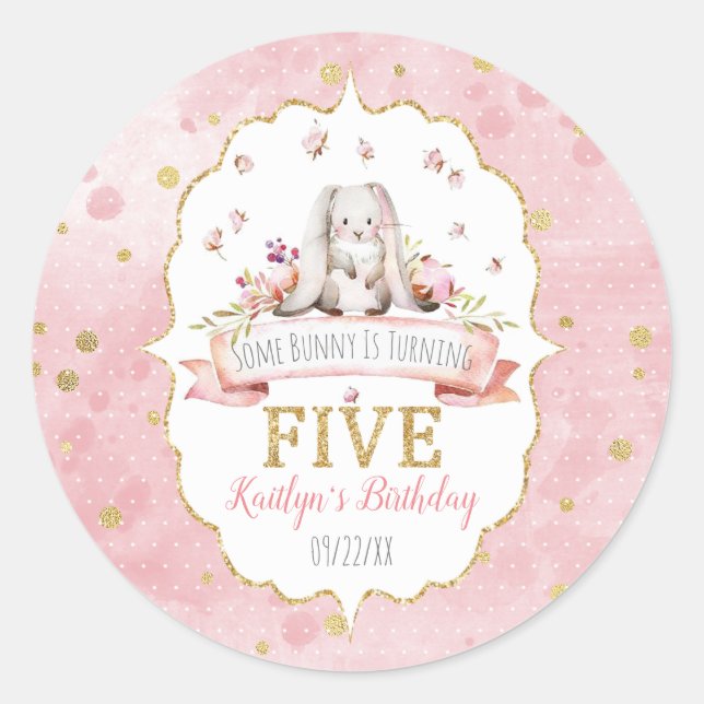 Sticker Rond Un lapin atteint le cinquième anniversaire (Devant)