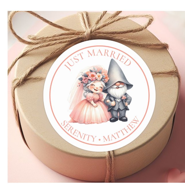 Sticker Rond Un Mariage De Gnome Whimsical vient de se marier F (Créateur téléchargé)