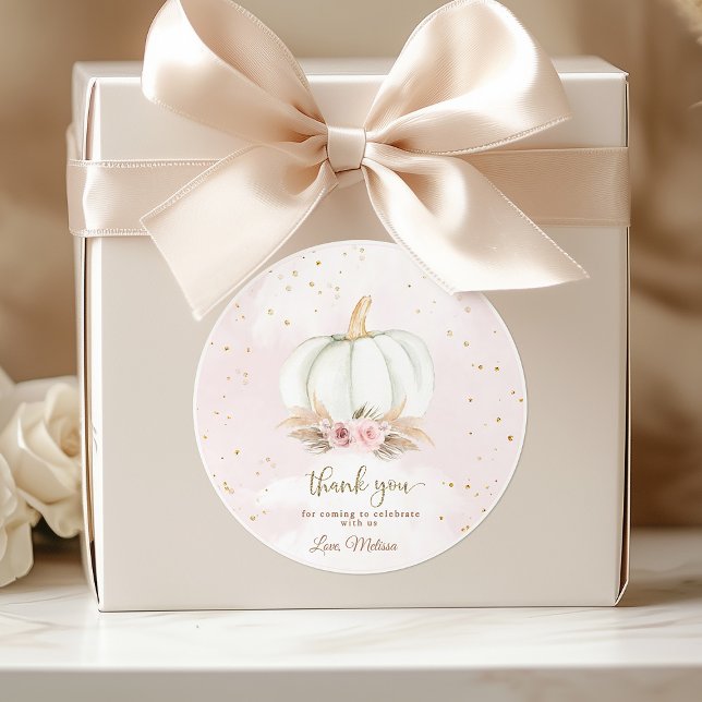 Sticker Rond Un petit Citrouille est en baby shower (Round pumpkin baby shower sticker with fall design)