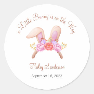 Sticker Rond Un petit lapin est sur le chemin Étiquette, bébé