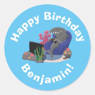 Sticker Rond Un requin drôle en regardant la bande dessinée de 