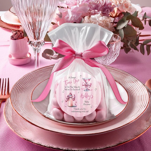 Sticker Rond Un Tini sucré Un Coquette Rose Baby shower fille ("A Sweet Tini One Is On the Way . . ." Coquette Bows Martini | Bottle Girl Baby Shower Favor Sticker)