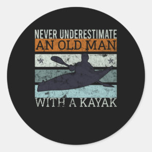 Sticker Rond Un Vieux Homme Avec Une Pagaie Kayak