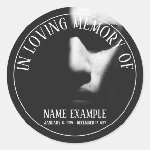 Sticker Rond Un visage endormi dans une demi-ombre