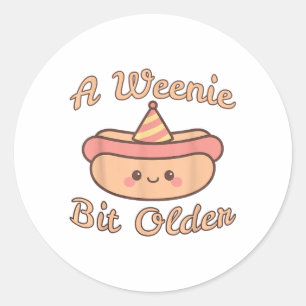 Sticker Rond Un Weenie Un Peu Plus Ancien Est Un Bir Chaud De C