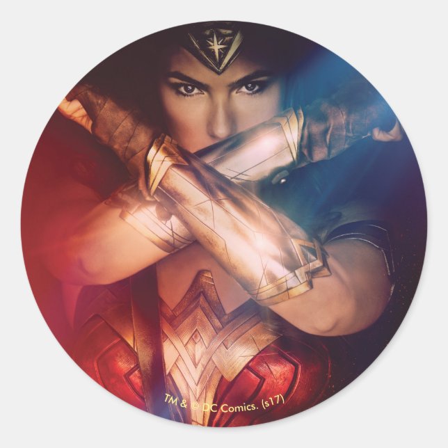 Sticker Rond Une Femme Merveilleuse Blocage Avec Des Bracelets (Devant)