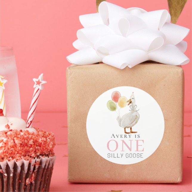 Sticker Rond Une fille d'oie sotte rose 1er anniversaire (Fête)