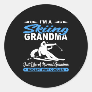Sticker Rond Une grand-mère skieuse comme une grand-mère normal