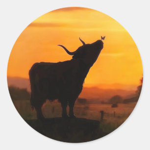 Sticker Rond Vache ou veau des Highlands et papillon Coucher de