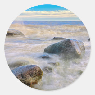 Sticker Rond Vagues se brisant sur les rochers du rivage