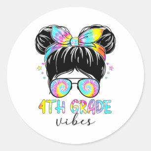 Sticker Rond Vibes de 4e année Messy Hair Bun Girl Ck To School