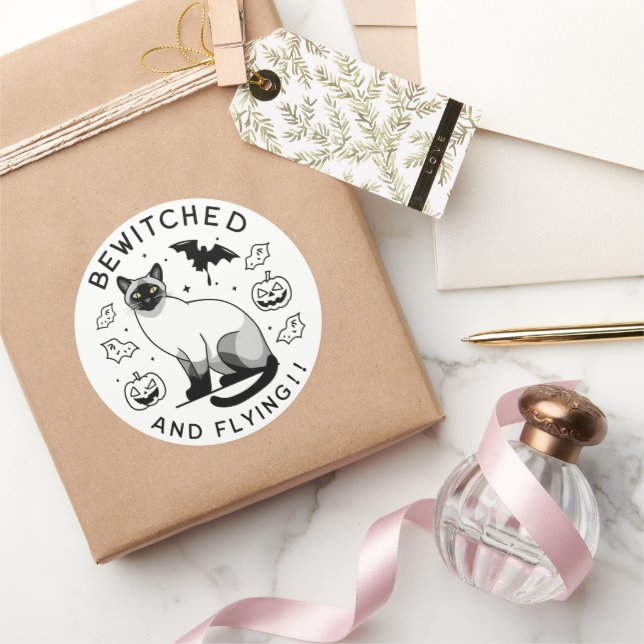 Sticker Rond Vol envoûté : Le chat siamois enchanté (Cadeaux)