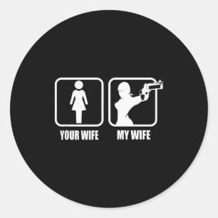 Sticker Rond Votre femme - Mon pistolet de femme _ Armes - Sain