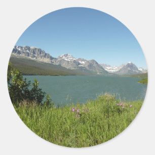 Sticker Rond Vue du lac Swiftcurrent au Glacier National Park