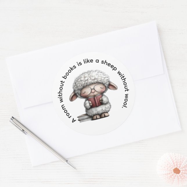 Sticker Rond Whimsical Cute Sheep Reading a Book (Enveloppe)
