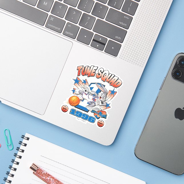 Sticker SPACE JAM™ BUGS BUNNY™ #1 Basketball Graphic (Ordinateur portable avec iPhone)
