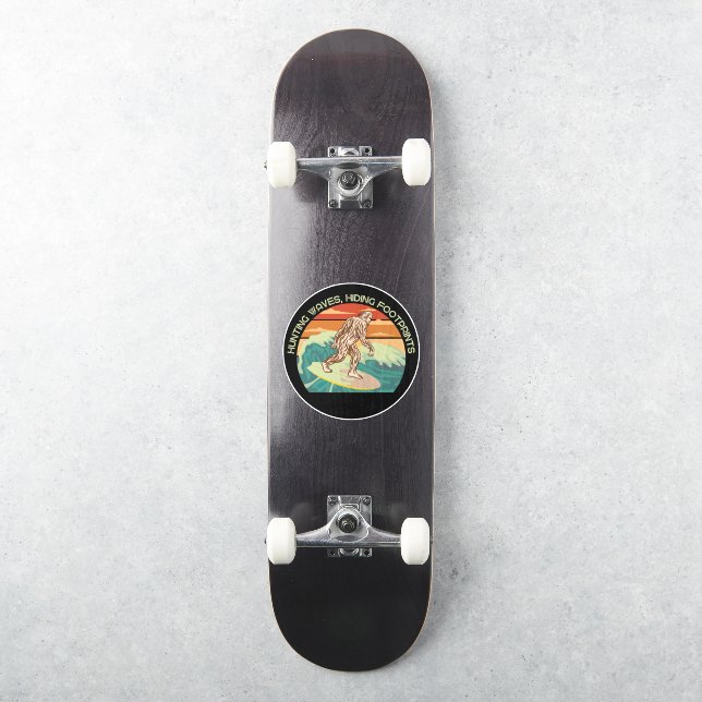 Sticker Surf Bigfoot Chasse Vagues Cachant les empreintes (Skateboard)