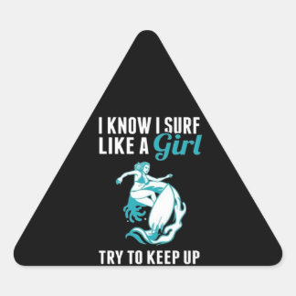 Sticker Triangulaire Je Sais Que Je Surf Comme Une Fille Essaie De Cont