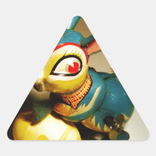 Sticker Triangulaire lapin jouet et oeuf jaune pâle