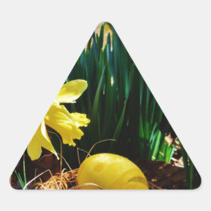 Sticker Triangulaire Les jonquilles jaunes et un oeuf de Pâques jaune