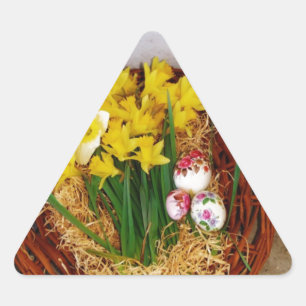 Sticker Triangulaire Un panier de jonquilles jaunes et d'oeufs de Pâque