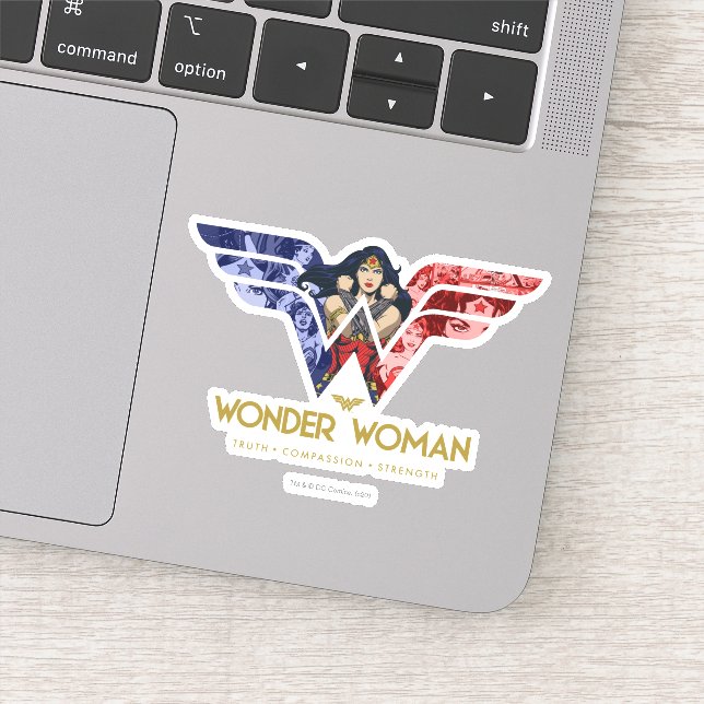 Sticker Wonder Woman Crossed Arms dans le logo collage (Détail)