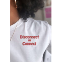 Stickerei-T-Shirt-Geschenk 'Disconnect to Connect'