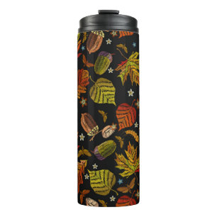 Stickereikunst. Herbst nahtloses Muster. Blätter, Thermosbecher