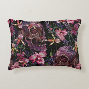 Stickereiskull und rosa orchid-Blume Dekokissen
