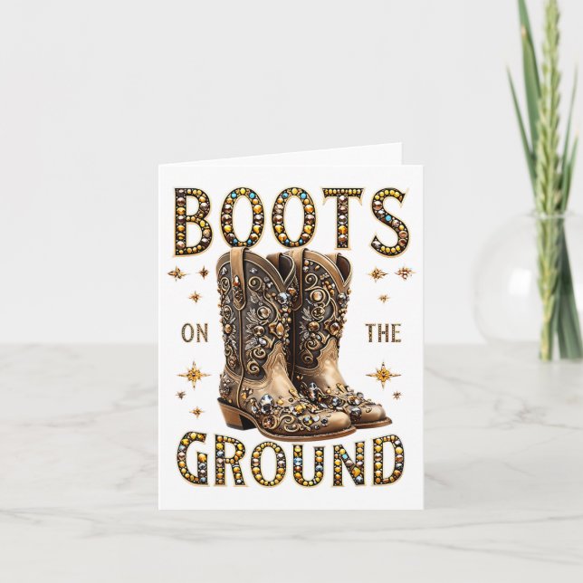 Stiefel auf dem schwarzen Western am Boden, wo die Karte (Vorderseite)