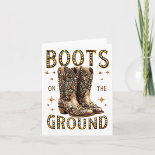 Stiefel auf dem schwarzen Western am Boden, wo die Karte