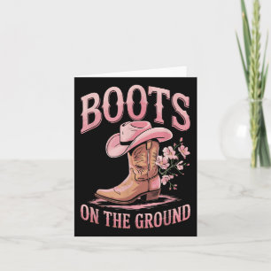 Stiefel auf dem schwarzen Western am Boden, wo die Karte