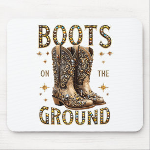 Stiefel auf dem schwarzen Western am Boden, wo die Mousepad