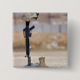 Stiefel, Gewehr, Erkennungsmarken und schützender Button