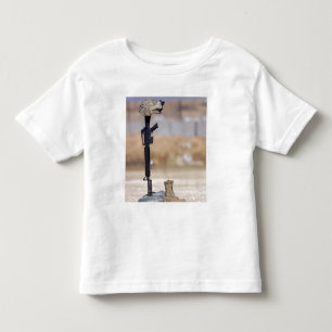 Stiefel, Gewehr, Erkennungsmarken und schützender Kleinkind T-shirt