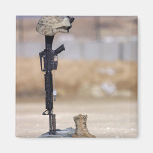 Stiefel, Gewehr, Erkennungsmarken und schützender Magnet