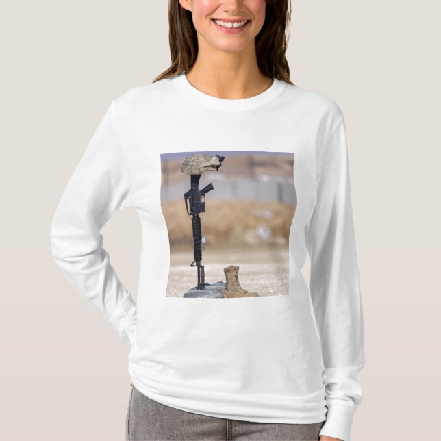 Stiefel, Gewehre, Hundemarken und Schutzhelm T-Shirt (Vorderseite)