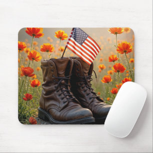 Stiefel mit Flagge und Mohnblumen Mousepad