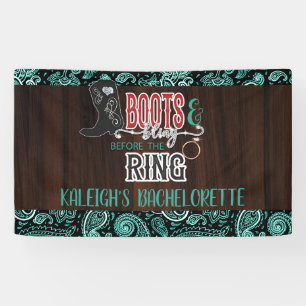 Stiefel und Bling vor dem Ring Banner