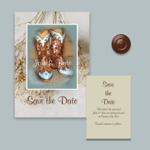 Stiefel und getrocknete Blume